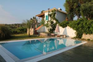 The Iconpainter Peroulia Villa