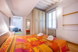 GuestHost- Elegant & Bright Flat in Parma Center