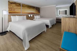 Queen Room with Two Queen Beds - Non-Smoking room in Econo Lodge Near Fort Stewart On site Restaurant and Bar Extended stay rate Laundry facility and Pool