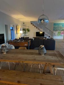 Beachhouse! Seaview, heated pool, battery back-up