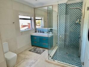 Beachhouse! Seaview, heated pool, battery back-up