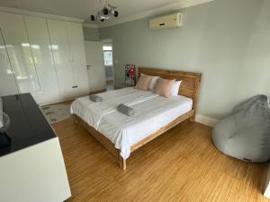 Beachhouse! Seaview, heated pool, battery back-up