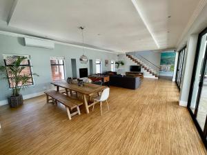 Beachhouse! Seaview, heated pool, battery back-up