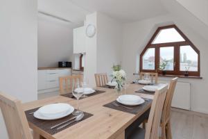 Grunwaldzka Bright Apartment with Balcony by Noclegi Renters
