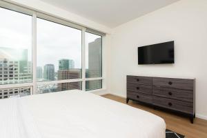 Cozy 3BR High Rise with Pool with great views