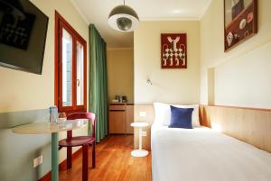 Small Room with Balcony - Single Bed