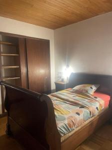 Chambre en bois dans une ancienne bâtisse