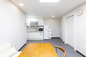 Fourseason #Suseongmot Lake 5 minutes walk #Suseongmot Lake Station 10 minutes walk #A six-person accommodation in a new building #Elevator