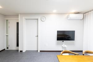 Fourseason #Suseongmot Lake 5 minutes walk #Suseongmot Lake Station 10 minutes walk #A six-person accommodation in a new building #Elevator