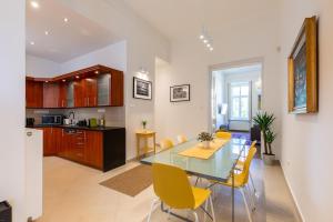 Museum Avenue 2-BR Residence