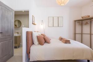 8 Rue Du Marché Forville by Halldis