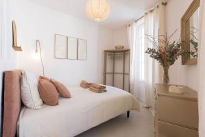 8 Rue Du Marché Forville by Halldis