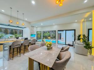 De Luna Villa with private heated pool