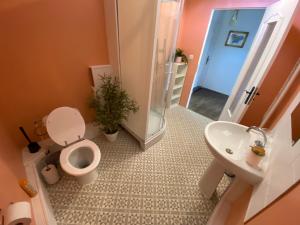 B&B / Chambres d'hotes Maison de Montgibaud : Chambre Familiale