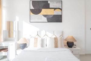Beautifully Furnished Studio with Skyline Views