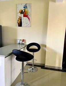 executive vibrant view three bedroom apartment with swimming pool,mordern equipped gym free parking space and, child play area and comforting rooftop with city views in kilimani