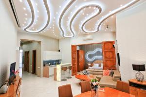 Downtown Designer Apt w Private Spa, Cinema, Balcony