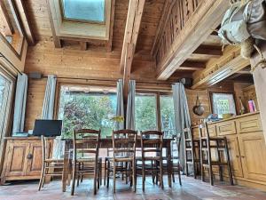 Chalet Spacieux à Chamonix pour 9 – Vue Panoramique Mont-Blanc, Jacuzzi, Jardin & Parking