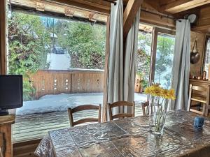 Chalet Spacieux à Chamonix pour 9 – Vue Panoramique Mont-Blanc, Jacuzzi, Jardin & Parking