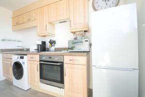2 Bedroom Flat with Picturesque Water View & Free Parking