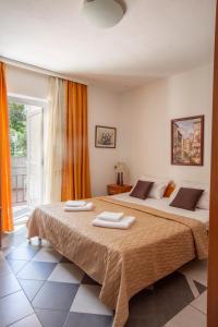 Studio Apartment with balcony (3 adults) room in Apartments MaXhit