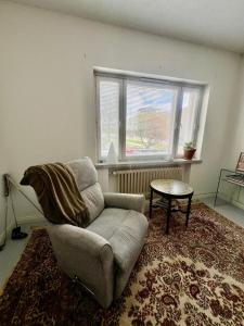 Mukavat kaksi huonetta ja keittiö aseman lähellä