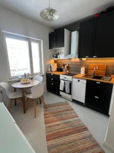 Mukavat kaksi huonetta ja keittiö aseman lähellä