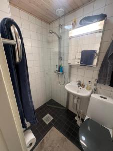 Mukavat kaksi huonetta ja keittiö aseman lähellä