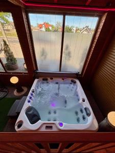 Apartament "Love Heaven" Jacuzzi SPA z dużą wanną z hydromasażem dla Dwojga