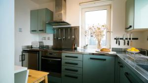 Breathtaking Harbourside Views With Parking at Harbour Strand