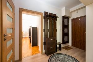 Rondo Wiatraczna Stylish Apartment by BookingHost