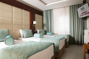 Standard Triple Room room in Vatan Asur Hotel