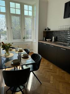 Lio Suite Design Apartment Balkon Netflix