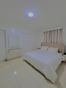 Modern 3 BDR Apartment with Balcony- Central Cairo