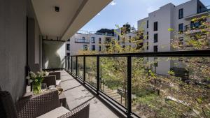 Aleja Rzeczypospolitej, Sun & Snow