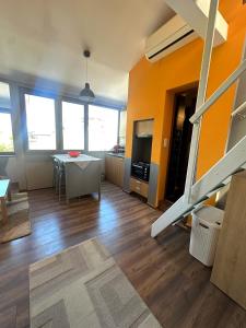 Guests Welcome Top Center Sofia