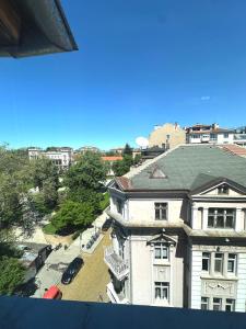 Guests Welcome Top Center Sofia