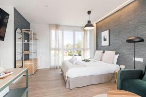 Arturo Soria Stays by Charming