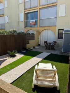 Appartement T2 avec son rez de jardin de 40 m2 5 couchages 250m de la plage et 15km de lArena