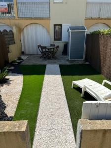 Appartement T2 avec son rez de jardin de 40 m2 5 couchages 250m de la plage et 15km de lArena