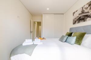 Spacious & Stylish Flat with Garage by HostWise