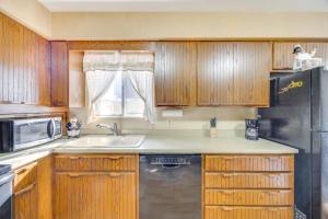 2 Mi to Citadel Mall Home with Furnished Patio!