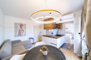 Superior One-Bedroom Apartment with Terrace Sea View room in Guesthouse Mira