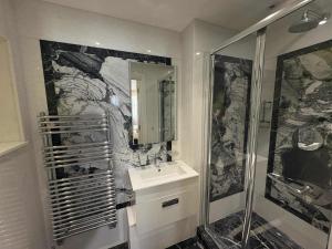 Estatesmen Park Lane Apartment