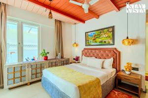 StayVista at Villa Sunbird with Pool and WiFi