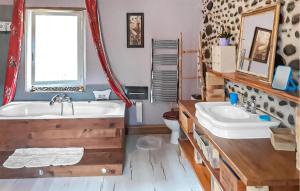 Maisons de vacances Beautiful Home In Charritte-De-Bas : photos des chambres