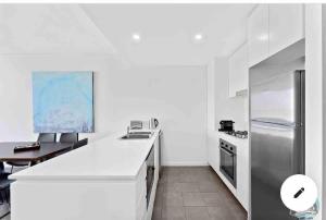 lovely 2 beds service apt in heart of chatswood