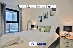 Modern 2 Bed, 2 Bath Apt with Ensuite By Avalora Short Lets & Serviced Accommodation Salford With Balcony, Near Tram Stop Salford Quays - Appartements, Manchester