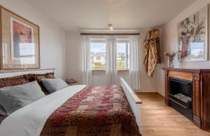 Art & Nature Retreat in Iceland - The Crib Rocks