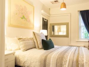 Secluded Hackney Cottage Near Botanic Gardens with Free Parking